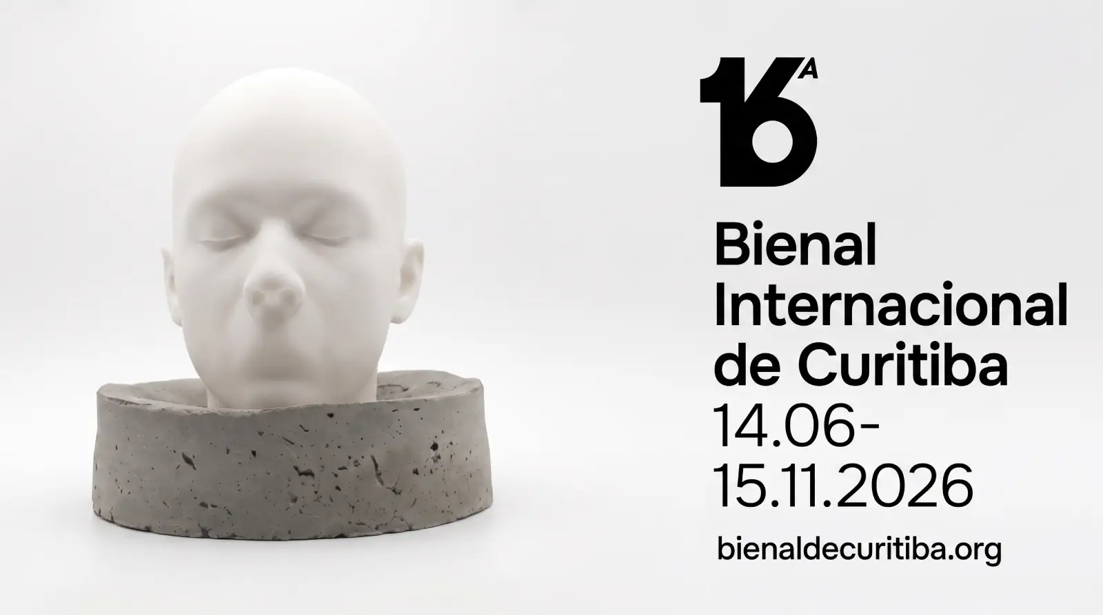 Escultura de cabeça humana branca sobre base cinza de concreto, feita pelo Escultor Moreira , posicionada ao lado do logotipo da 16ª Bienal Internacional de Curitiba.